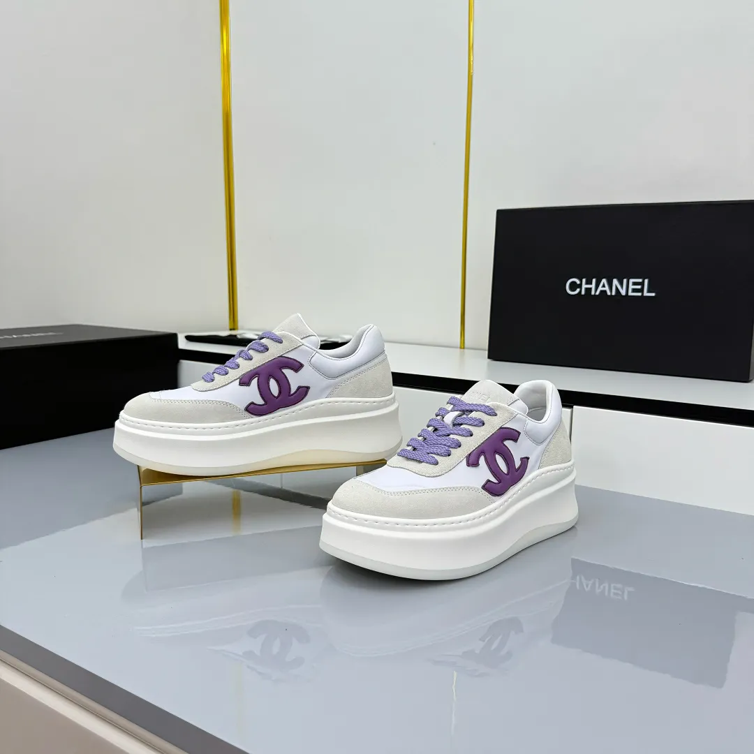 👟👟Ex-factory price 660👟👟 Top version! Chanel Chanel panda shoes! 2025 counter's top casual sports shoes. This classic design; the upper is electro-embroidered with a variety of techniques; the outsole is fashionable and sporty; the unusual inclusion of a variety of color matching elements... The diversified mix and match is very good-looking and versatile, and can be used for leisure, fashion, sports, and outdoor... ꫛꫀꪝ Go➫ Materials: ❶Upper made of: original imported first-layer silk cowhide + original waterproof cloth + original first-layer cowhide ❷Inner lining: Original Yangli+wang ❸ Outsole based on: Original TPU combination outsole Counter boutique packaging complete set for women 35–41